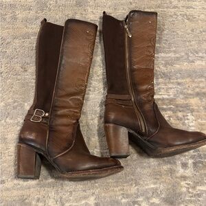 Cuadra Elegant Brown Heeled Boots with Buckle Detail